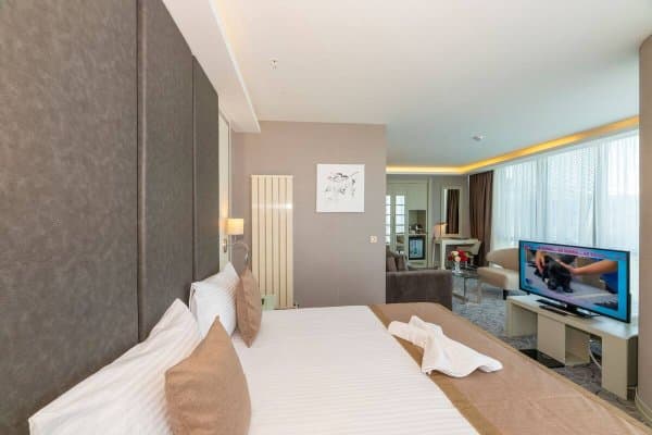 Deluxe Corner Room 4