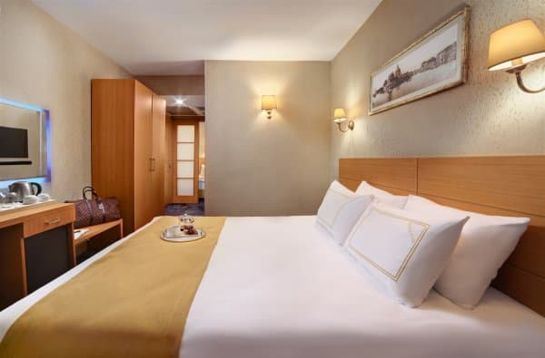 Family Room Garden View 2