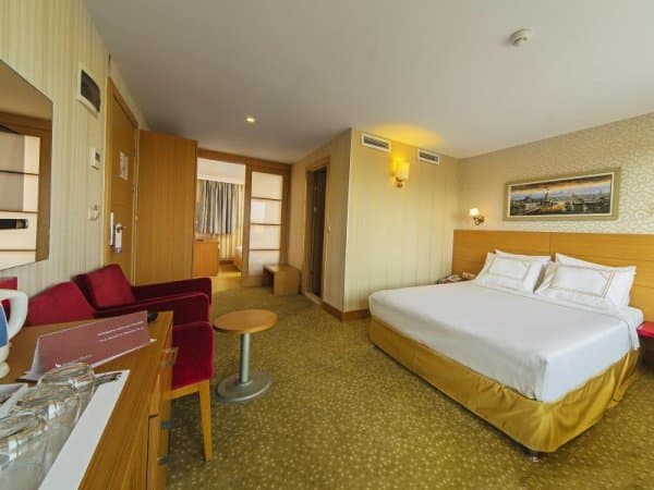 Family Room Garden View 3