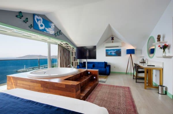 Deniz Manzaralı Balayı Odası 4