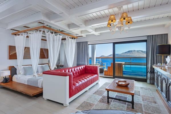 Deniz Manzaralı Balayı Odası 1