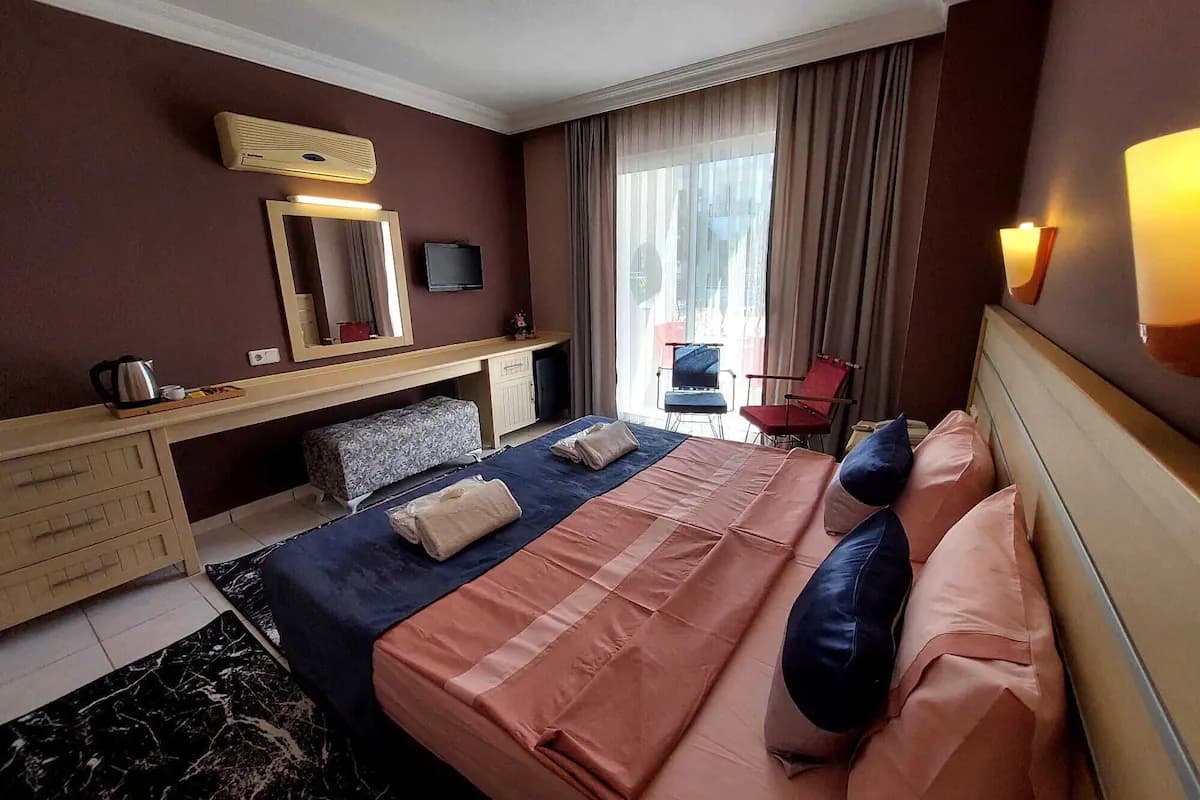 Standart Havuz Manzaralı Balkonlu Oda  3