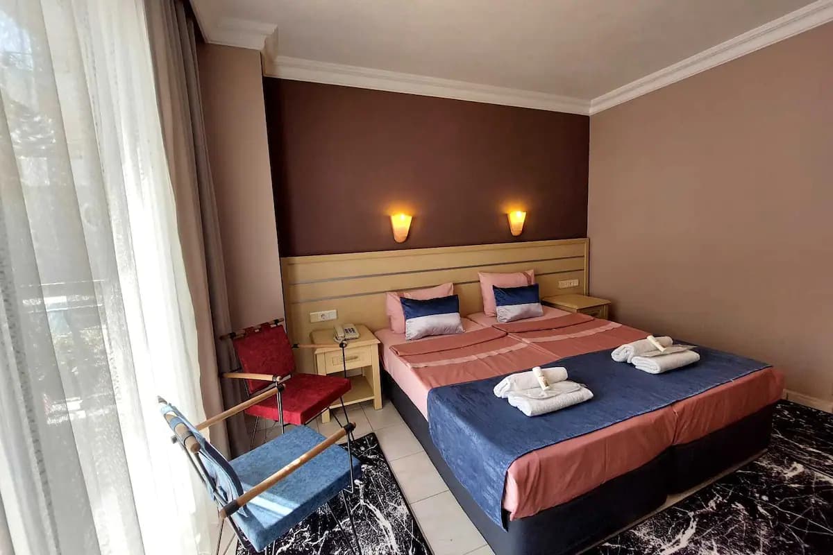 Standart Havuz Manzaralı Balkonlu Oda  2