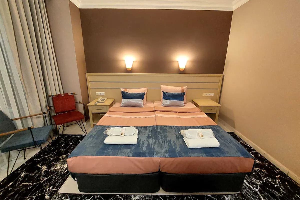 Standart Havuz Manzaralı Balkonlu Oda  1