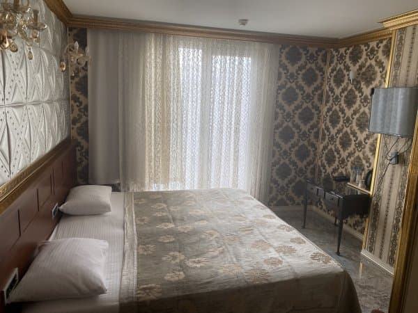 Standart Kara Manzaralı Oda 1