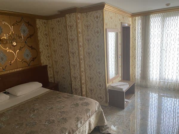 Standart Kara Manzaralı Oda 2