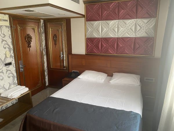 Standart Kara Manzaralı Oda 4