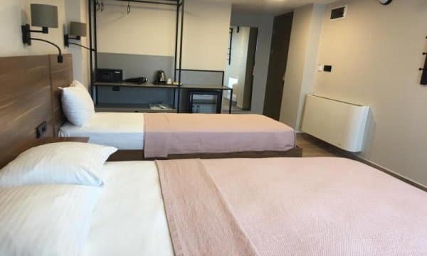 Standart Kara Manzaralı Oda 2