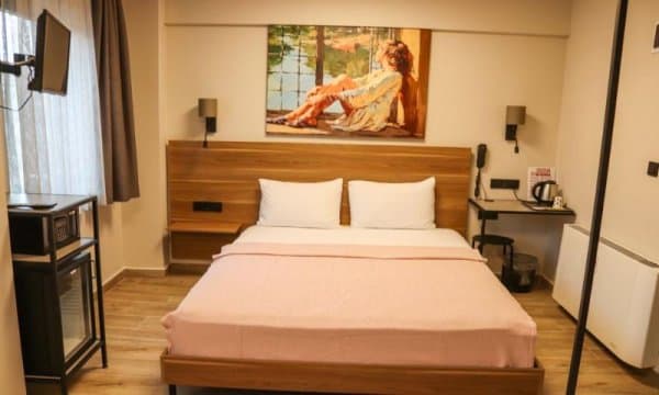 Standart Kara Manzaralı Oda 3