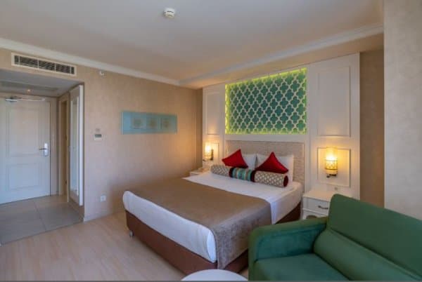 Standart Double Kara Manzaralı Oda 1