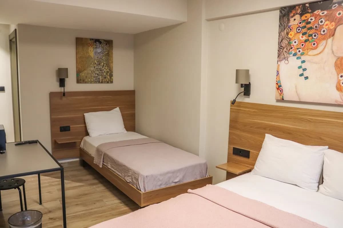 Standart Kara Manzaralı 3 Kişilik Oda 1