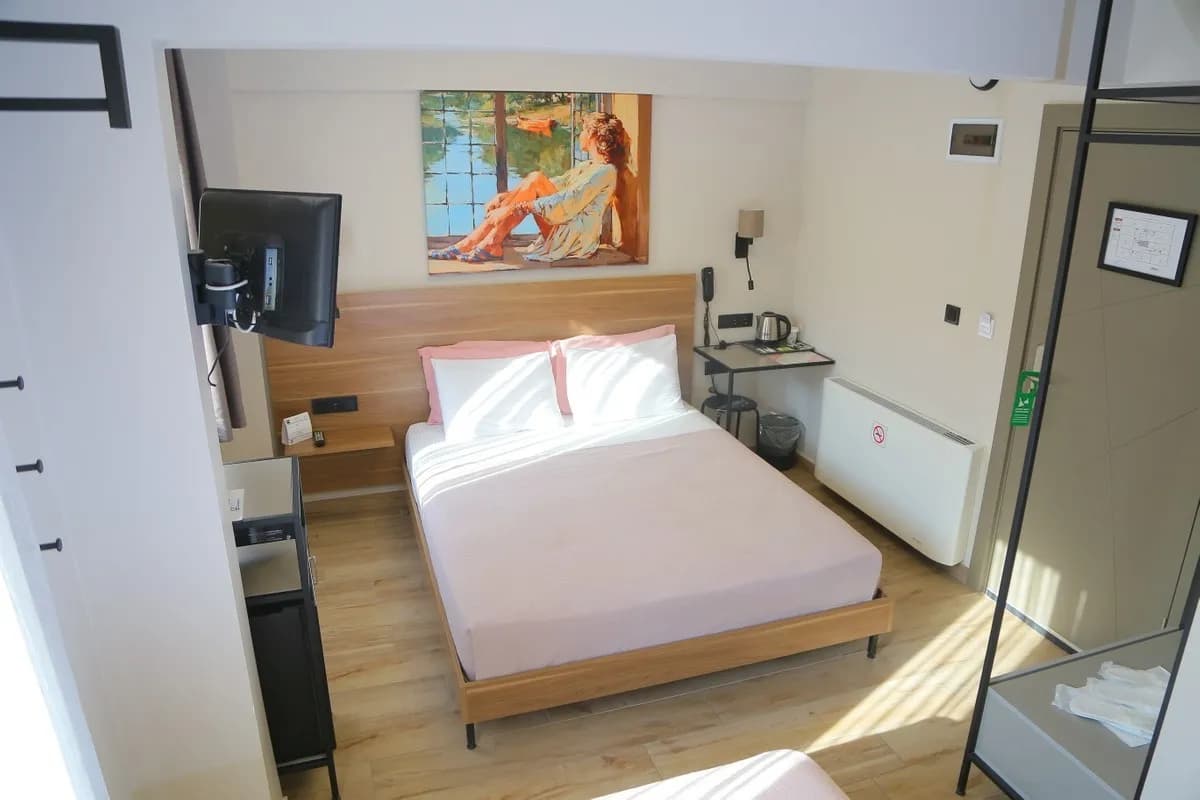 Standart Kara Manzaralı 3 Kişilik Oda 2