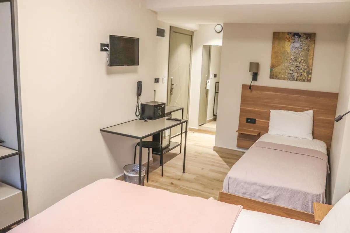 Standart Kara Manzaralı 3 Kişilik Oda 3