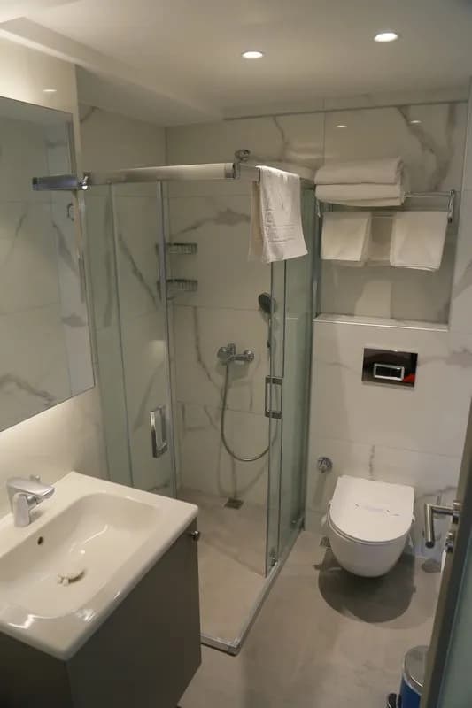 Standart Kara Manzaralı 3 Kişilik Oda 4