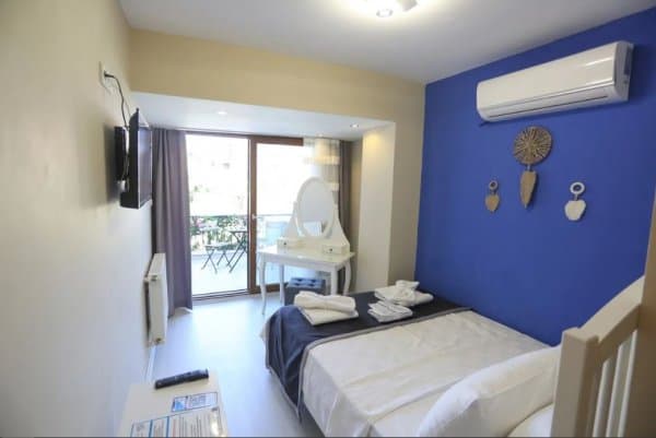 Havuz Manzaralı Balkonlu Oda 1