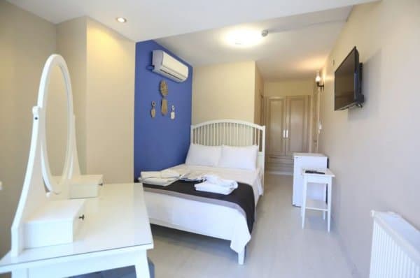 Havuz Manzaralı Balkonlu Oda 2