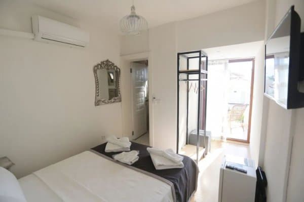 Havuz Manzaralı Balkonlu Oda 4