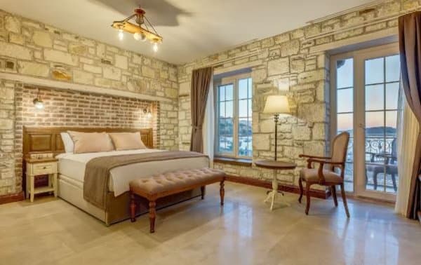 Suit Deniz Manzaralı Balkonlu Oda 1