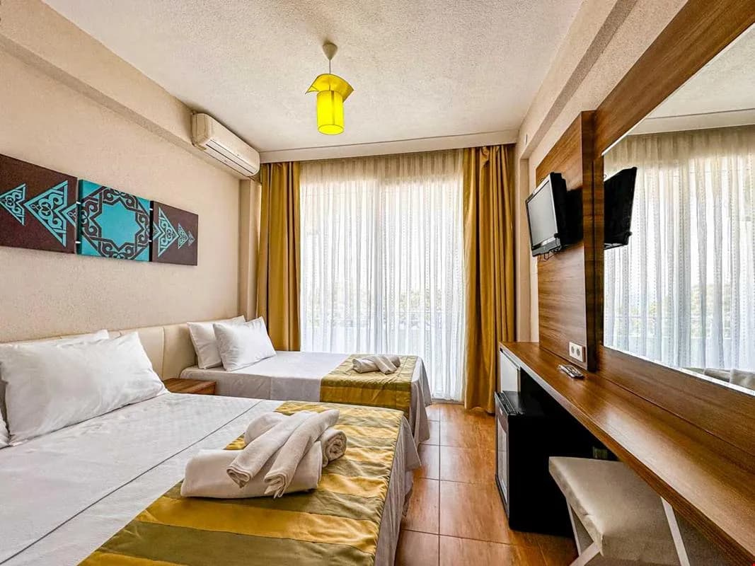 Deniz Manzaralı Delüks Üç Kişilik Oda 1