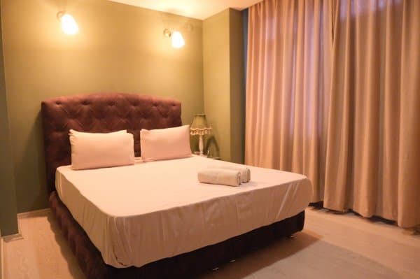 Family Room + Jacuzzi 2