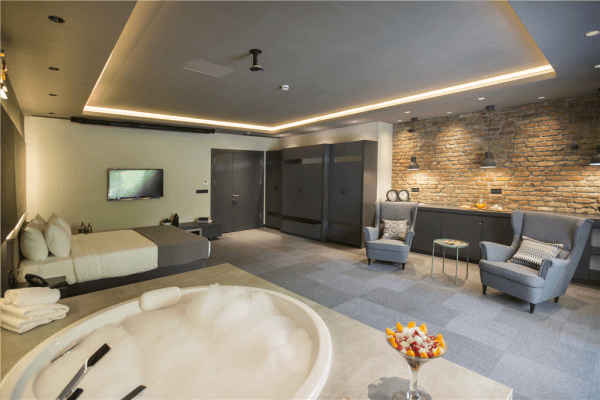 Jacuzzi Suite with Terrace 2