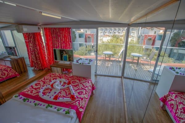 Romantic Suite Room 4