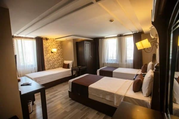 KALE MANZARALI STANDART TRİPLE ODA 1