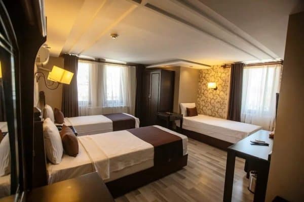 KALE MANZARALI STANDART TRİPLE ODA 2