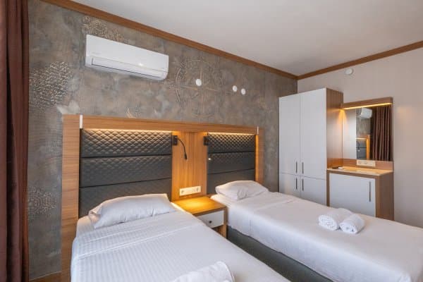 Twin Oda Kara Manzaralı  2