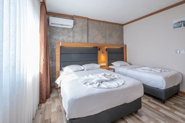 Kara Manzaralı Double Yataklı Oda 1