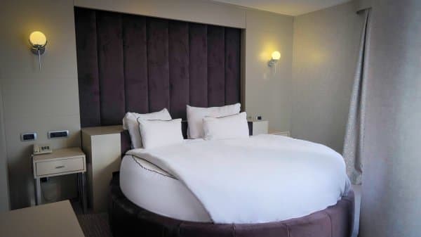 Deluxe King (Corner) Room 1