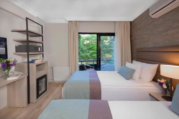 Standart Kara Manzaralı Oda 1