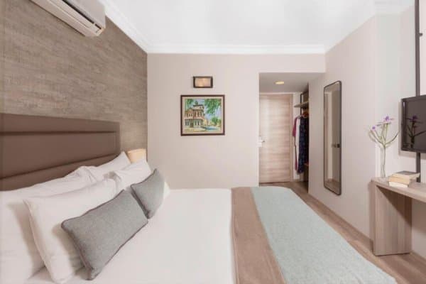 Standart Kara Manzaralı Oda 2