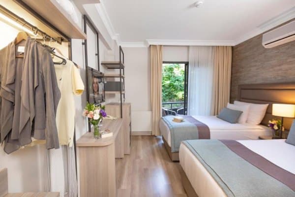 Standart Kara Manzaralı Oda 3