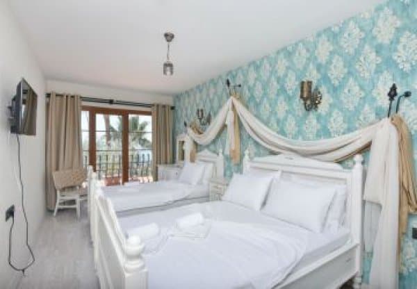 Teraslı Deniz Manzaralı Aile Odası 2