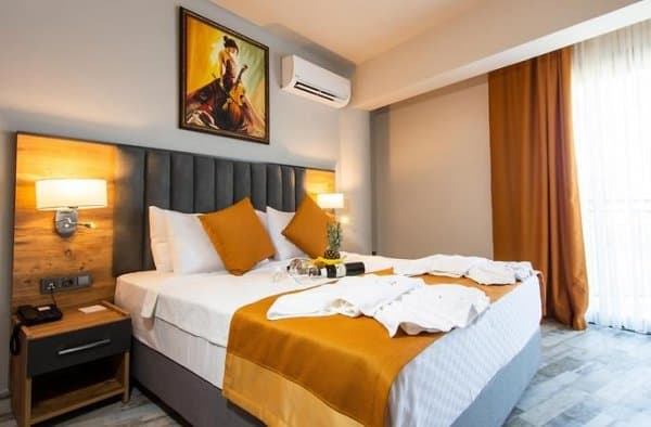 Deluxe Kara Manzaralı Oda 1