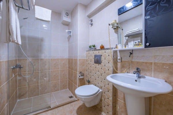 Standard Twin Room	 4