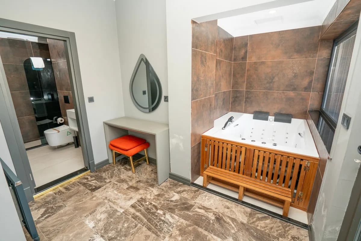 Jakuzili Deluxe Oda 4