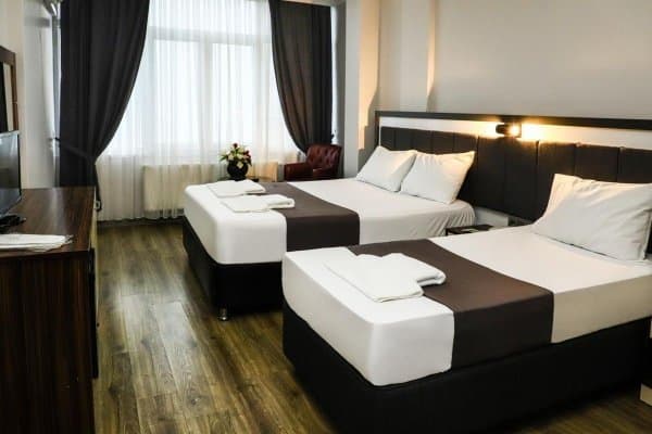 Deniz Manzaralı Üç Kişilik Oda  1