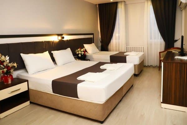 Kara Manzaralı Üç Kişilik Oda  1