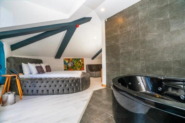 Romantic Suite Oda 2