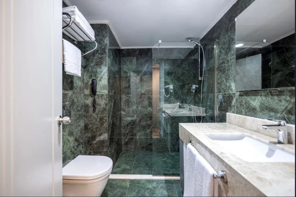 Superior King Room 2