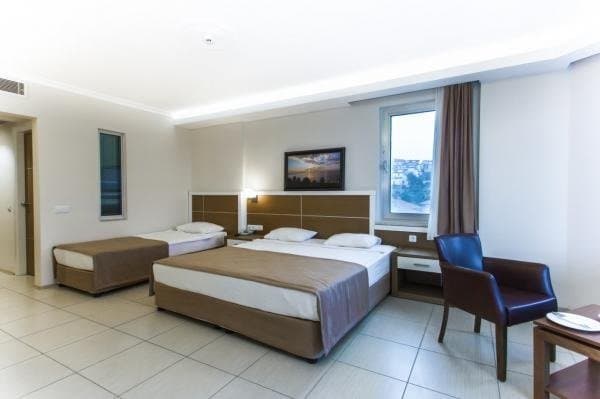 Üç Kişilik Oda Deniz Manzaralı Balkonlu  1