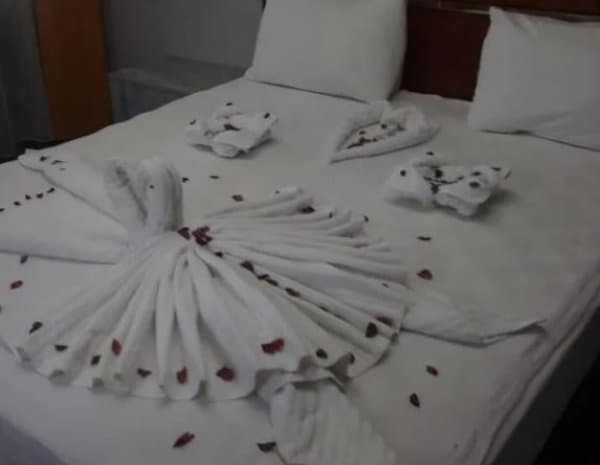 Standart Kara Manzaralı Oda 2