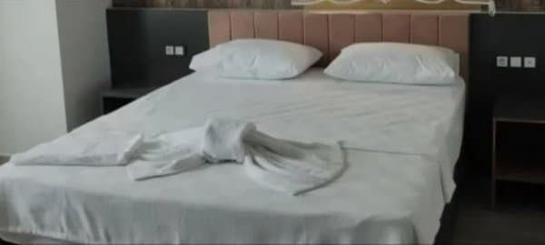 Standart Kara Manzaralı Oda 3