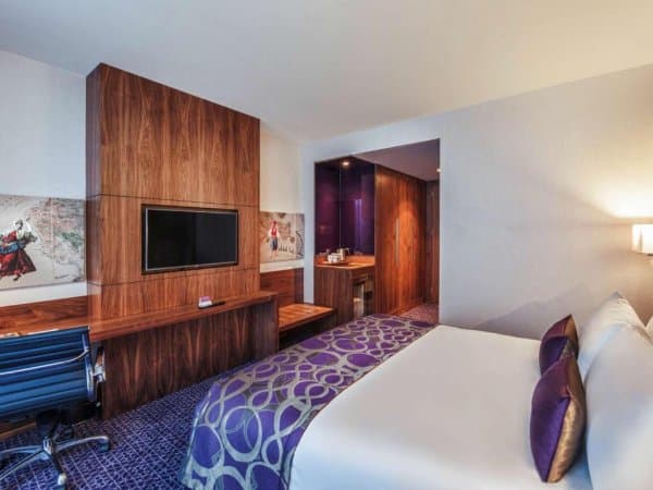 Deluxe King Room With City View 2