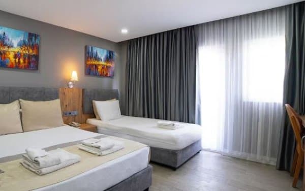 Standart Deniz Manzaralı 3 Kişilik Oda 1
