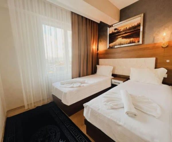 Üç Kişilik Şehir Manzaralı Oda 1