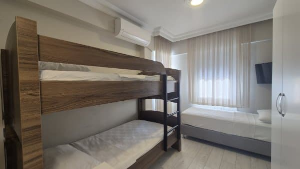 3 Ayrı Yataklı Ranzalı Şehir Manzaralı - Balkonlu Oda 1