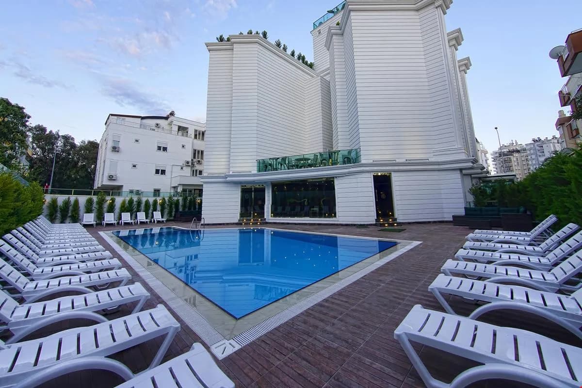 S White Hotel-resim-5